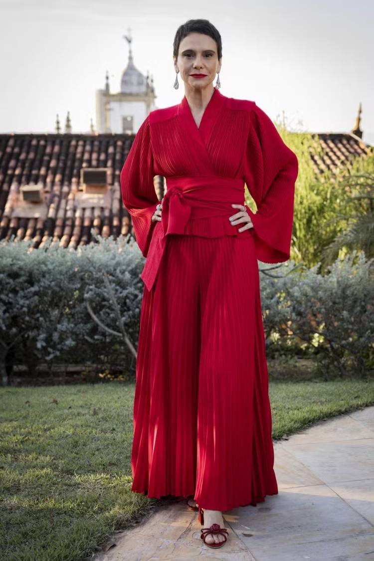 Malu Galli usando conjunto Neriage vermelho em cena
