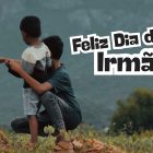 Foto de duas crianças com mensagem de feliz Dia do Irmão
