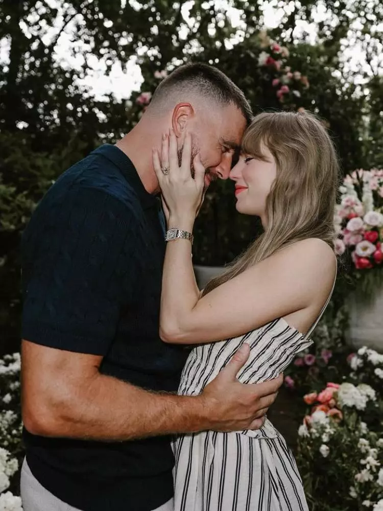 Foto de Travis Kelce abraçando Taylor Swift em foto de anúncio de noivado