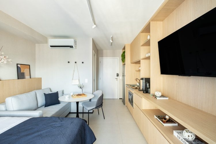 Foto de studio de 24 m² decorado em tons de azul marinho, cinza e madeira clara
