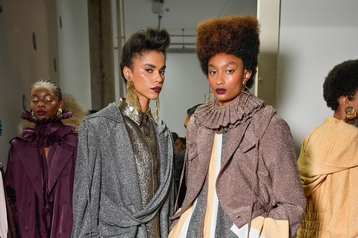 Foto de modelos usando alfaiataria teatral, uma das tendências do SPFW N60