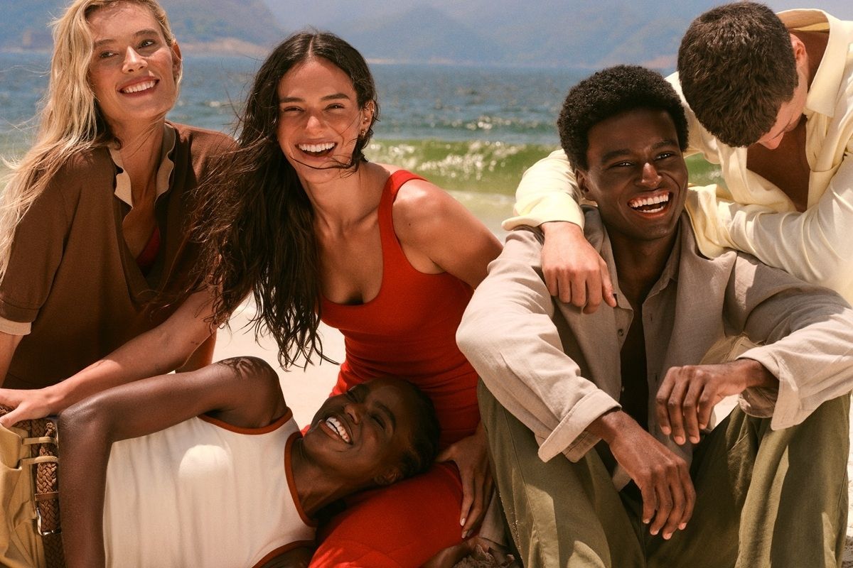 Foto de Bruna Marquezine com modelos na campanha de verão 26 da Hering