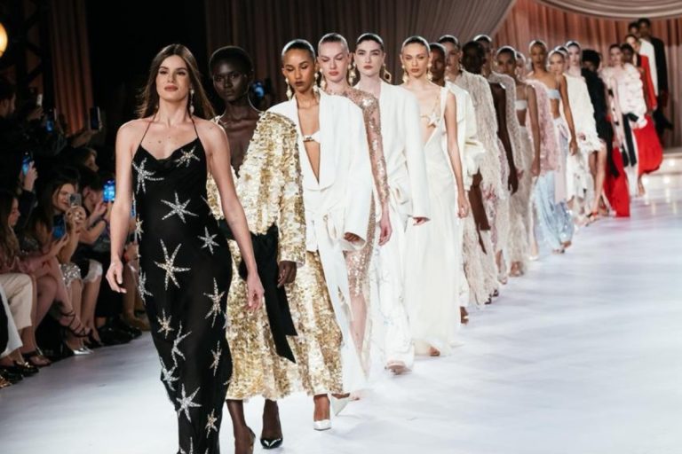 Foto de modelos na passarela do desfile da Charth para a coleção "Action"