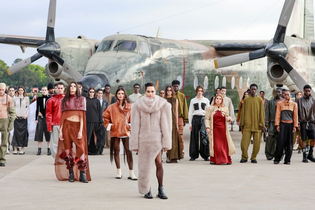 Foto de modelos em desfile da FORCA Studio no SPFW N60 no Campo de Marte