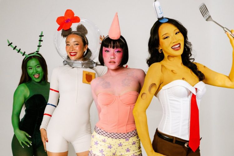 Foto de irmãs com fantasia de Bob Esponja, Patrick Estrela, Sandy Bochechas e Plâncton para o Halloween