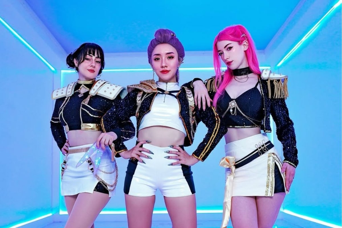 Foto de três mulheres vestidas de Guerreiras do K-Pop, uma das tendências de fantasias para o Halloween 2025
