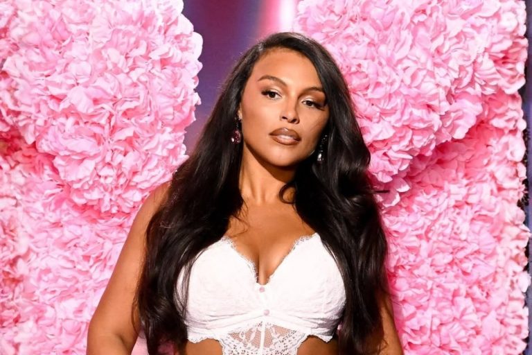 Foto de Paloma Elsesser, uma das modelos do Victoria’s Secret Fashion Show 2025