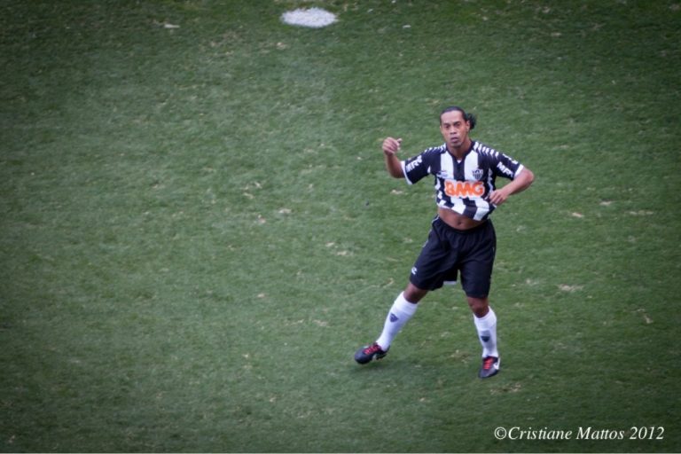 Foto de Ronaldinho Gaúcho em campo jogando pelo Atlético Mineiro