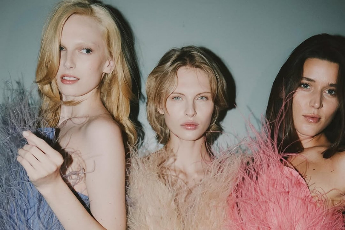Foto de modelos usando vestidos de plumas da Stella McCartney na Paris Fashion Week