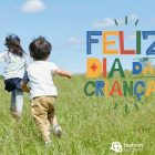Foto de crianças correndo ao lado de mensagem de feliz dia das crianças