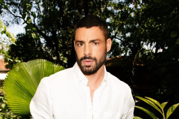 Foto do ator Cauã Reymond de camisa branca