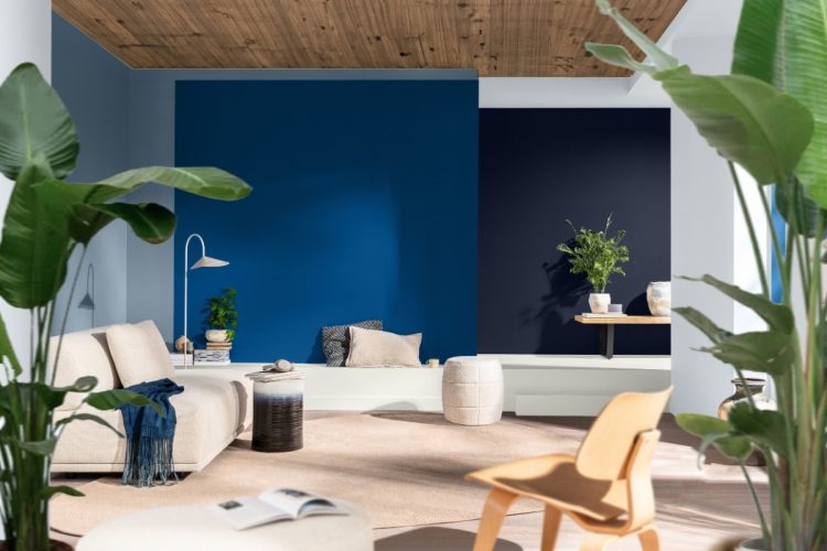 Sala com parede pintada de Azul Puro, cor do ano de 2026 da Coral