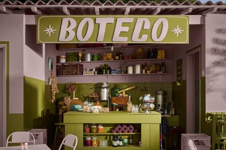 Boteco com paredes pintadas com as tintas Tempestade e Cipó da Amazônia, cores do ano 2026 da Suvinil