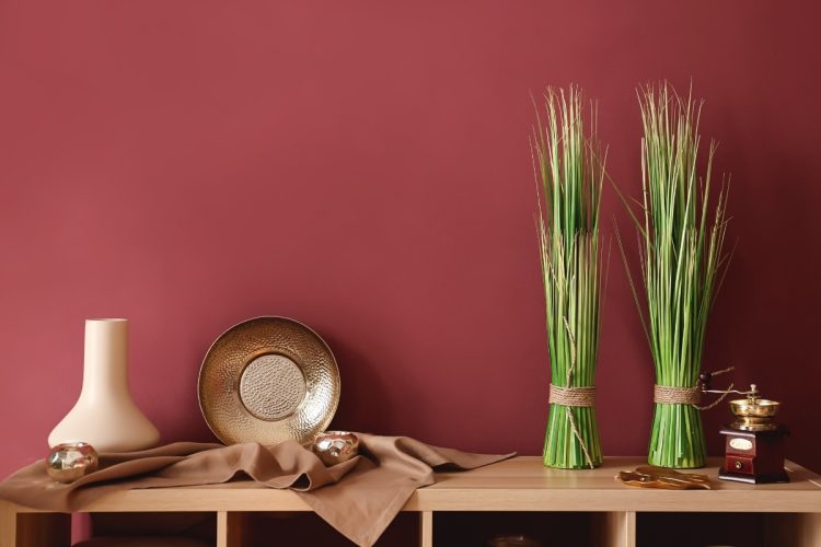 Parede de sala pintada com tom Ocala, Cor do Ano 2026 da Lukscolor