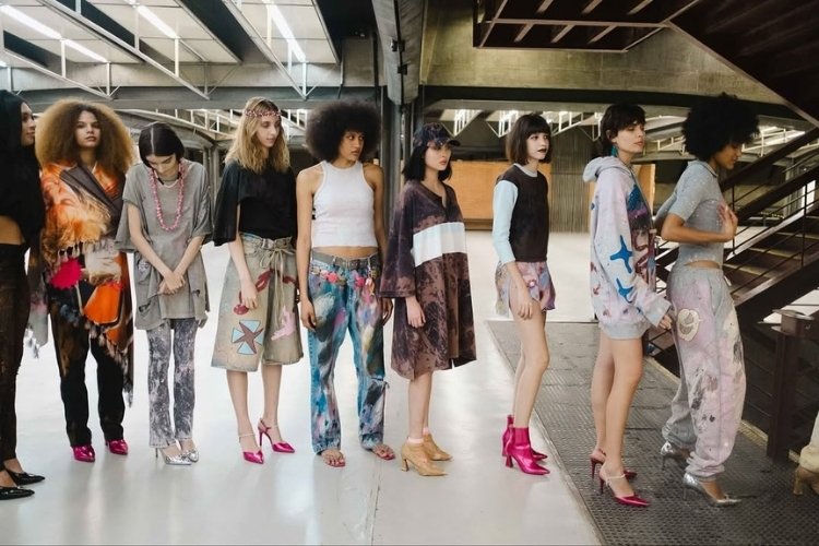 Foto de modelos em fila na Casa de Criadores N57