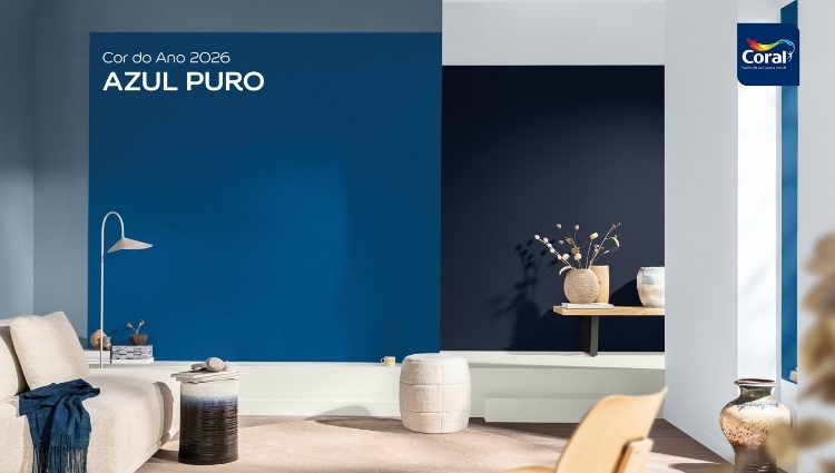 Sala com parede pintada de Azul Puro, cor do ano de 2026 da Coral
