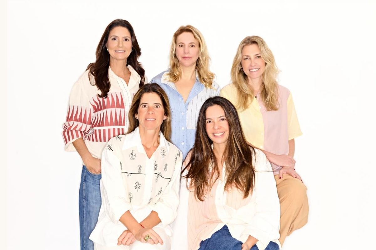 Foto das sócias da Viraoito usando peças de roupa da collab com A. Niemeyer