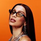 Foto de Anitta usando óculos de sol de lente amarela da Chilli Beans