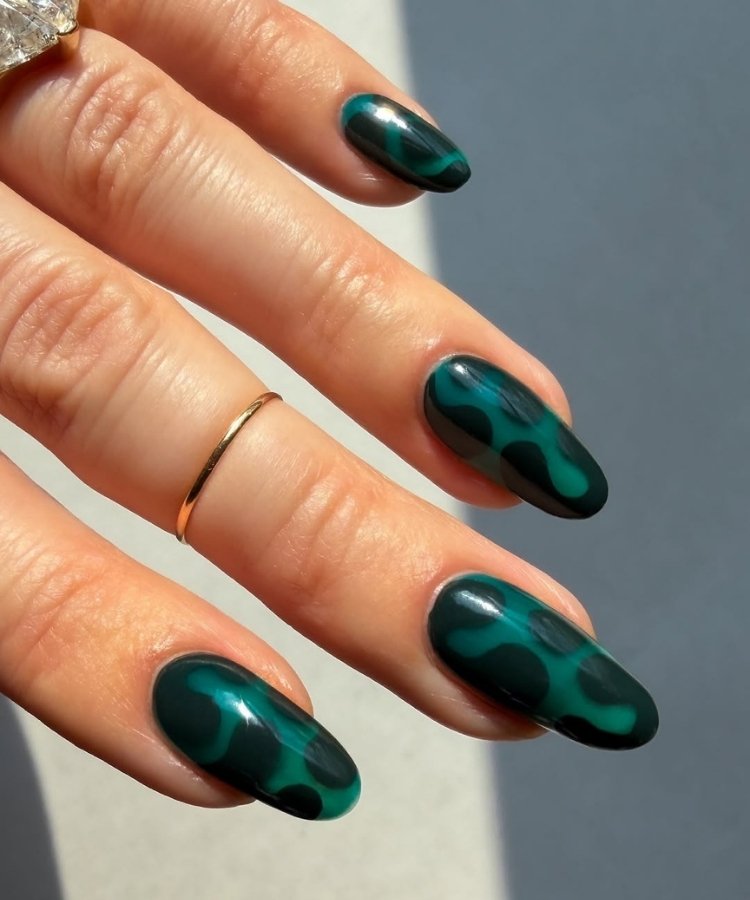 Foto de unhas pintadas com esmalte azul-petróleo, uma das tendências de unhas para 2026