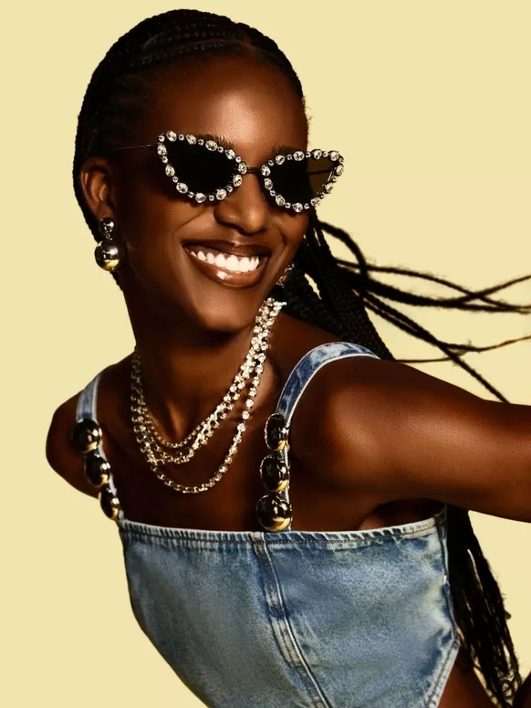 Modelo usando óculos de sol de strass da coleção de Carnaval 2026 da C&A