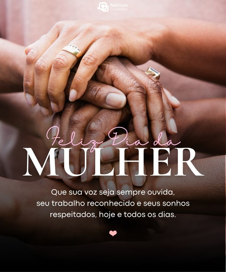Foto de mãos empilhadas no fundo de frase de Dia Internacional das Mulheres