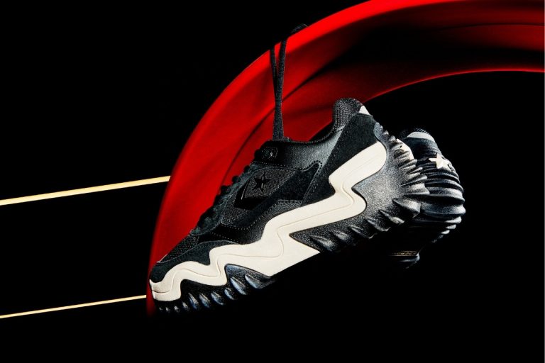 Foto de um pé do tênis preto Converse Wave Motion Trainer