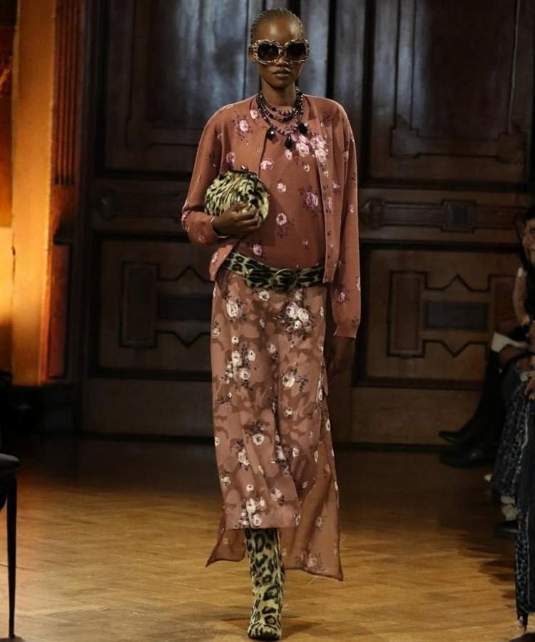 Foto de modelo usando look com mix de estampas, uma das tendências da NYFW Outono Inverno 2026