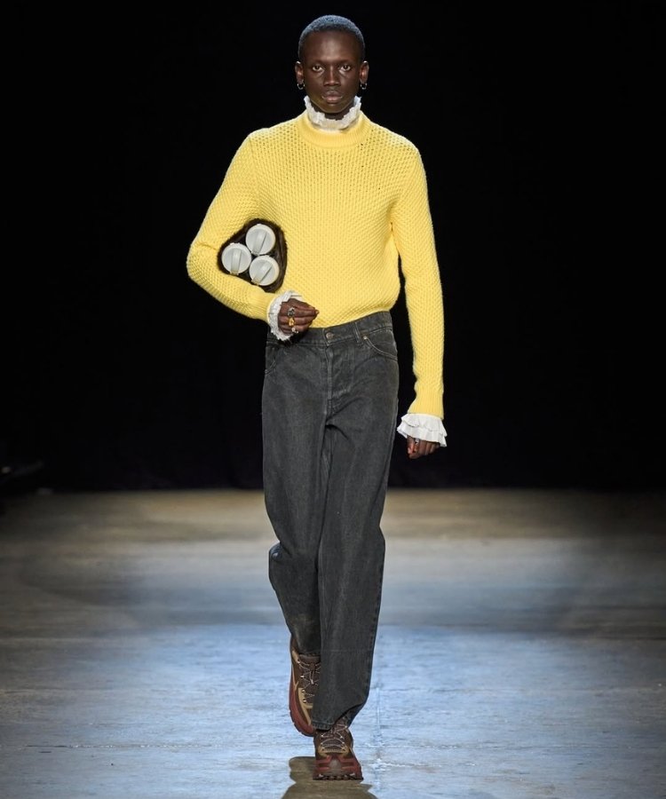 Foto de modelo usando camisa com babados, uma das tendências da NYFW Outono Inverno 2026