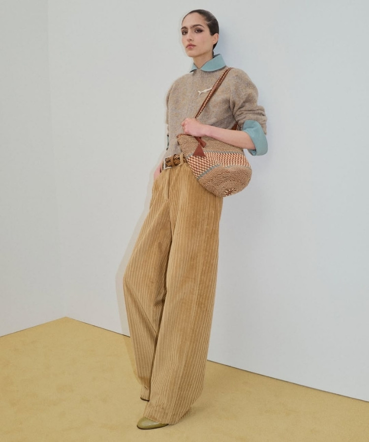 Foto de modelo usando blusa com gola Peter Pan, uma das tendências da NYFW Outono Inverno 2026