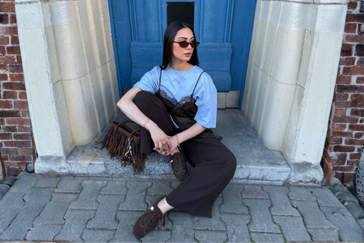 Foto de mulher usando slip dress, uma das tendências para o outono inverno 2026