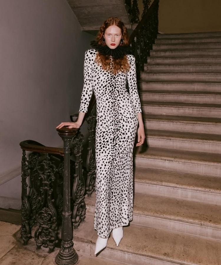 Foto de modelo usando vestido branco e preto com gola elisabetana preta, uma das tendências da London Fashion Week Outono Inverno 2026