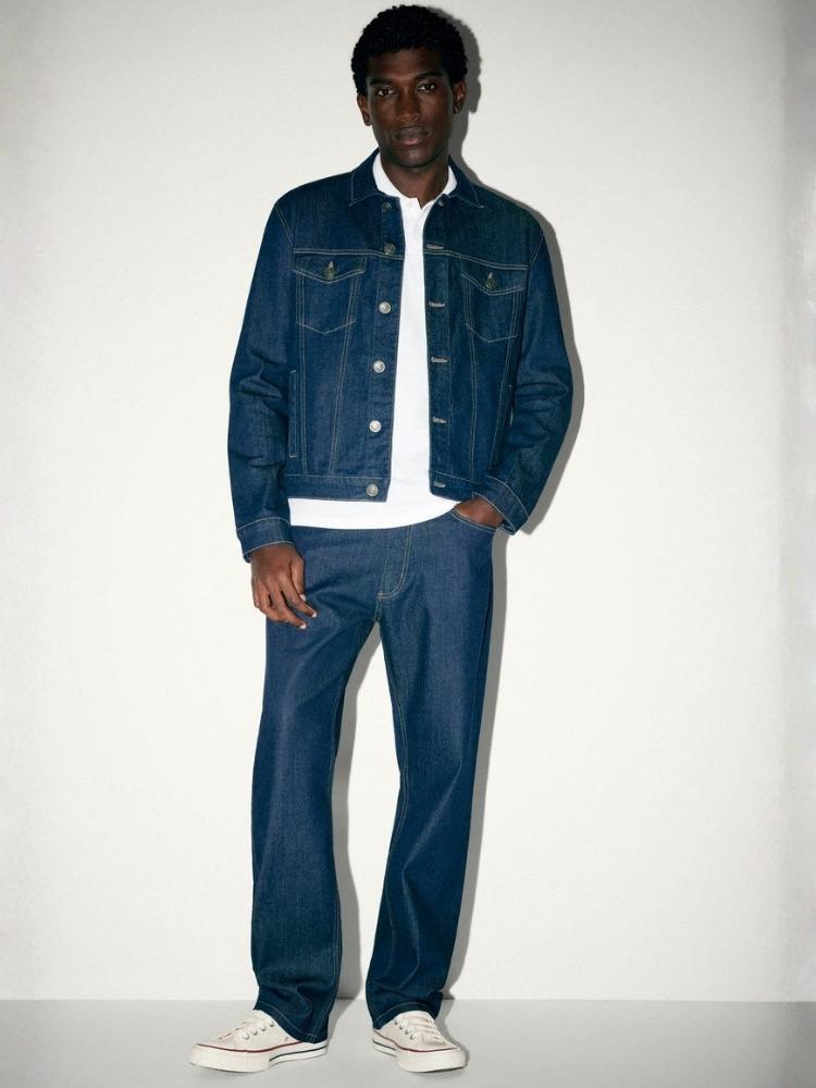 Foto de modelo usando jaqueta e calça jeans de moda sustentável da Riachuelo