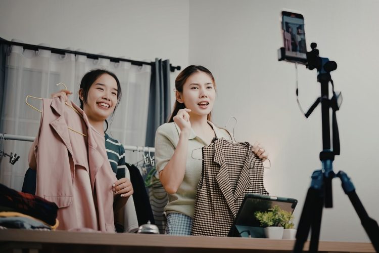 Duas influencers de moda na era digital