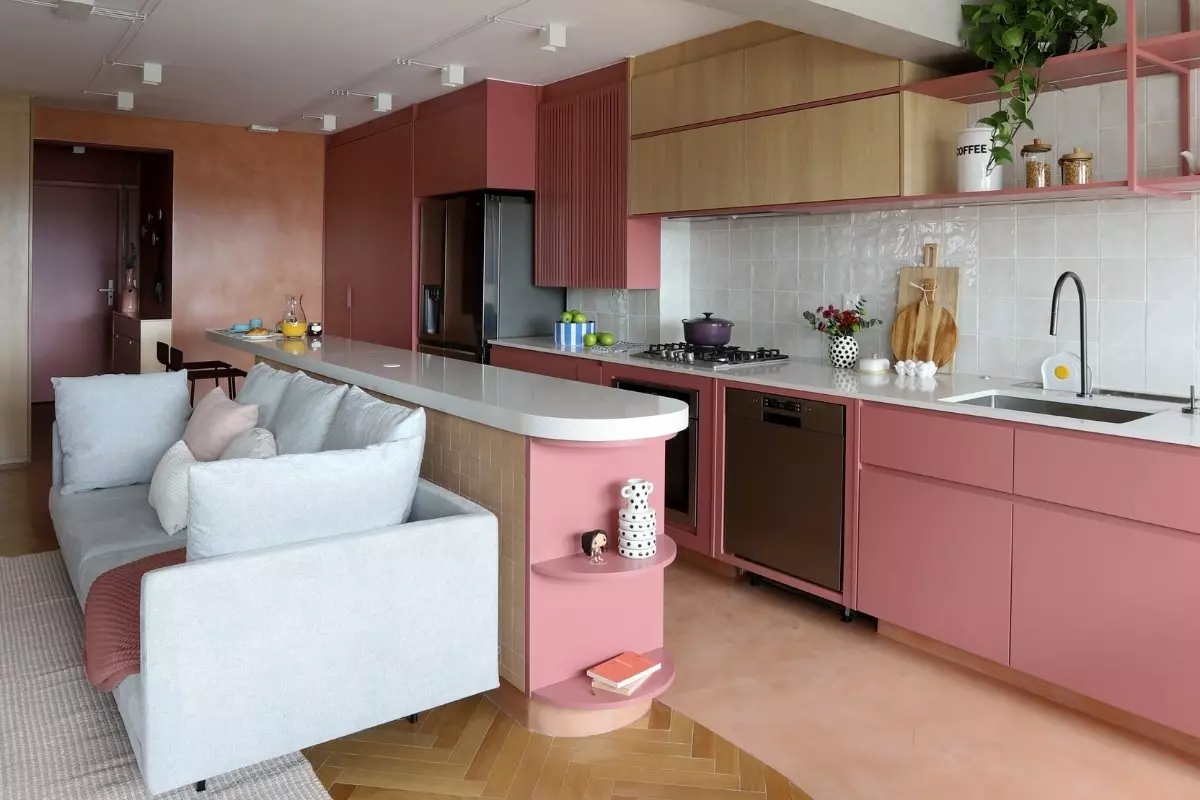 Foto de cozinha e sala integrados de apartamento cor-de-rosa