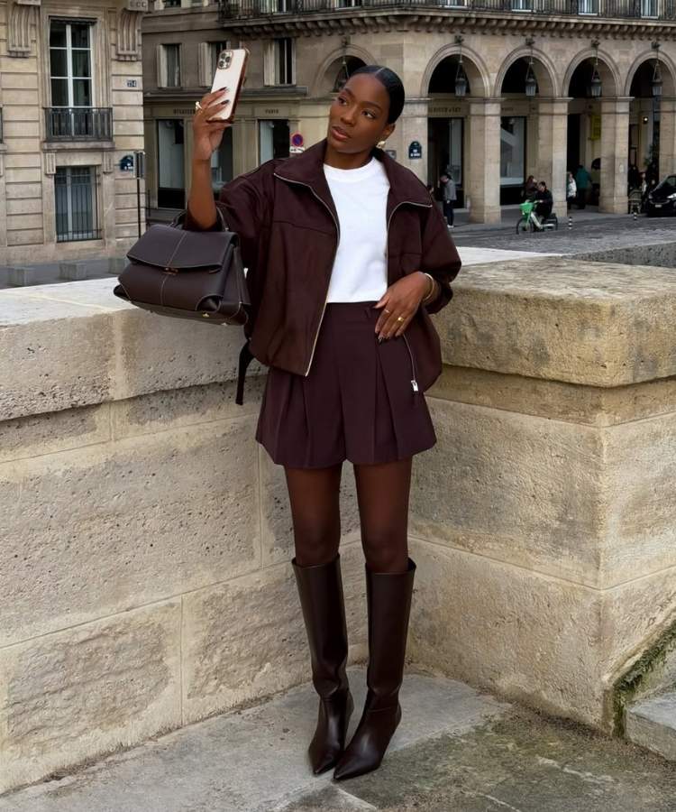 Foto de influencer negra usando look off-white e marrom chocolate, cores do Outono Inverno 2026