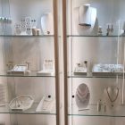 Vitrine da joalheria coletiva Galeria Arte Metal