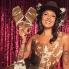 Ana Castela segurando rasteirinha dourada da Moleca