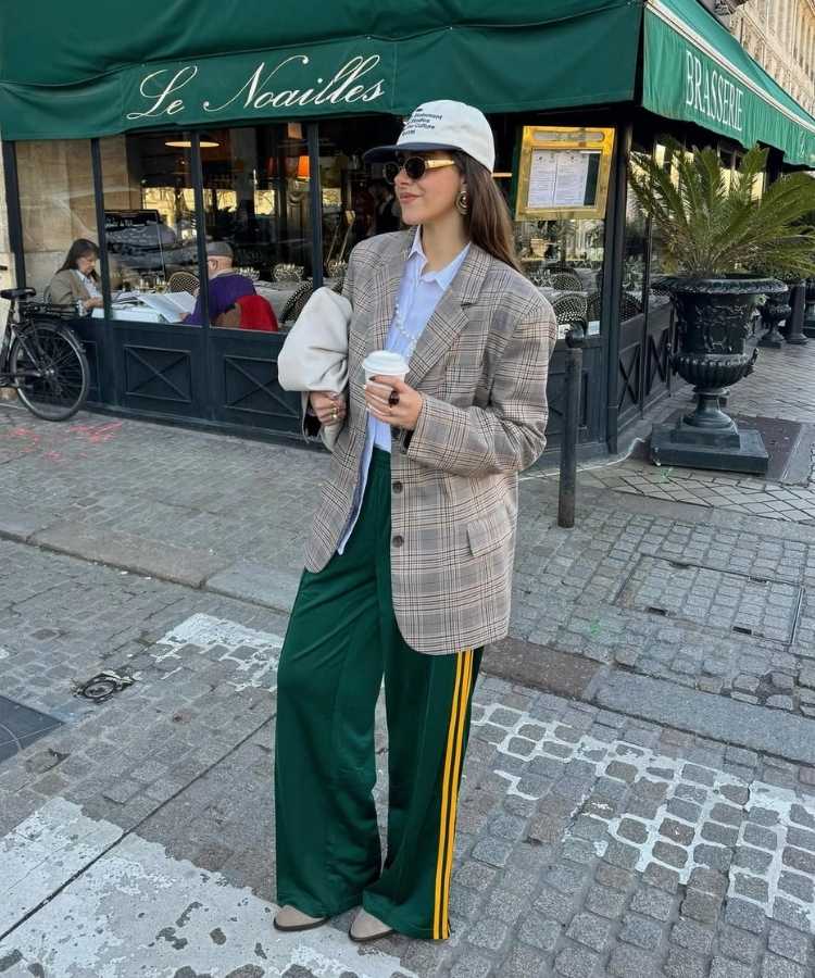 Foto de influencer usando look verde-esmeralda, branco e marrom, cores do Outono Inverno 2026