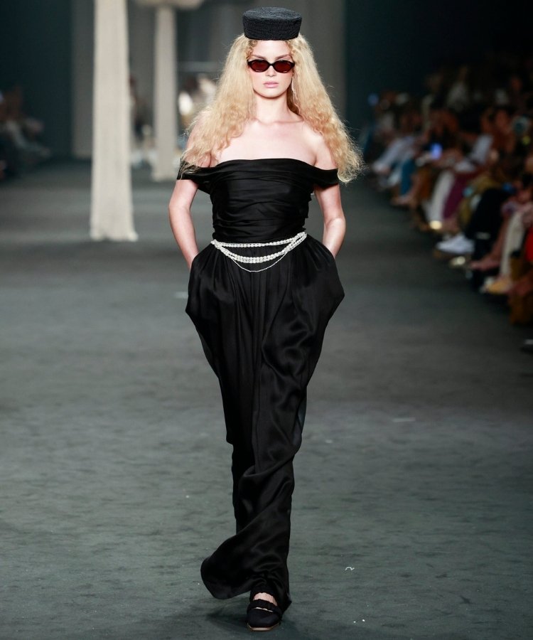 Modelo na passarela usando cinto de pérolas, uma das tendências do Rio Fashion Week 2026