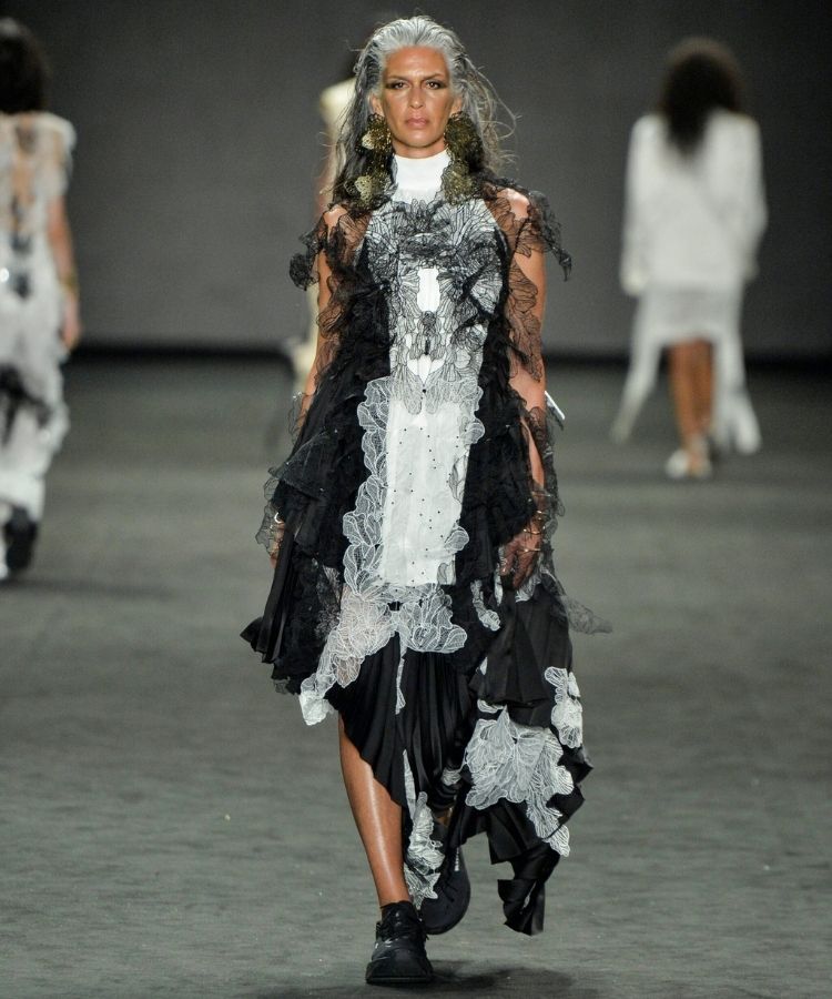 Modelo na passarela usando vestido de renda, uma das tendências do Rio Fashion Week 2026