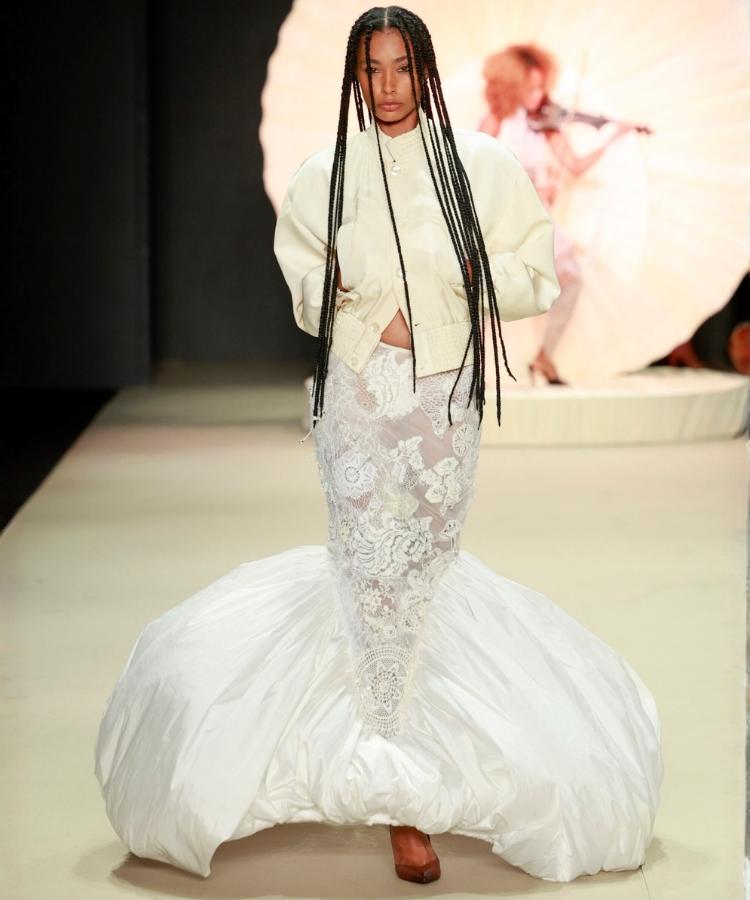 Modelo na passarela usando saia de renda, uma das tendências do Rio Fashion Week 2026