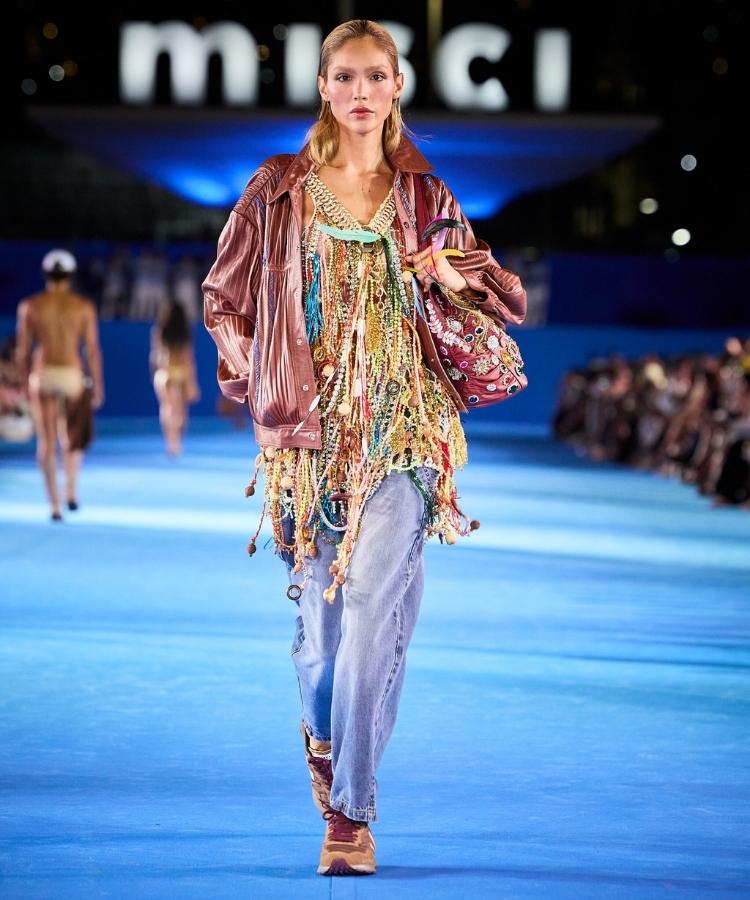 Modelo na passarela usando look com miçangas, uma das tendências do Rio Fashion Week 2026