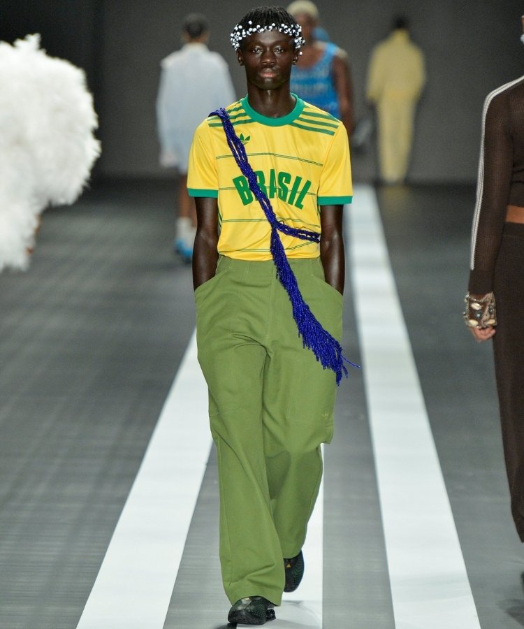 Modelo na passarela usando look Brasilcore, uma das tendências do Rio Fashion Week 2026