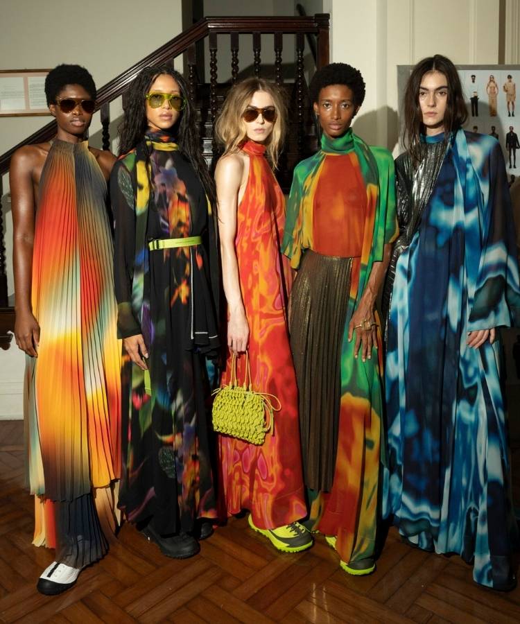 Modelos na passarela usando peças em degradê, uma das tendências do Rio Fashion Week 2026
