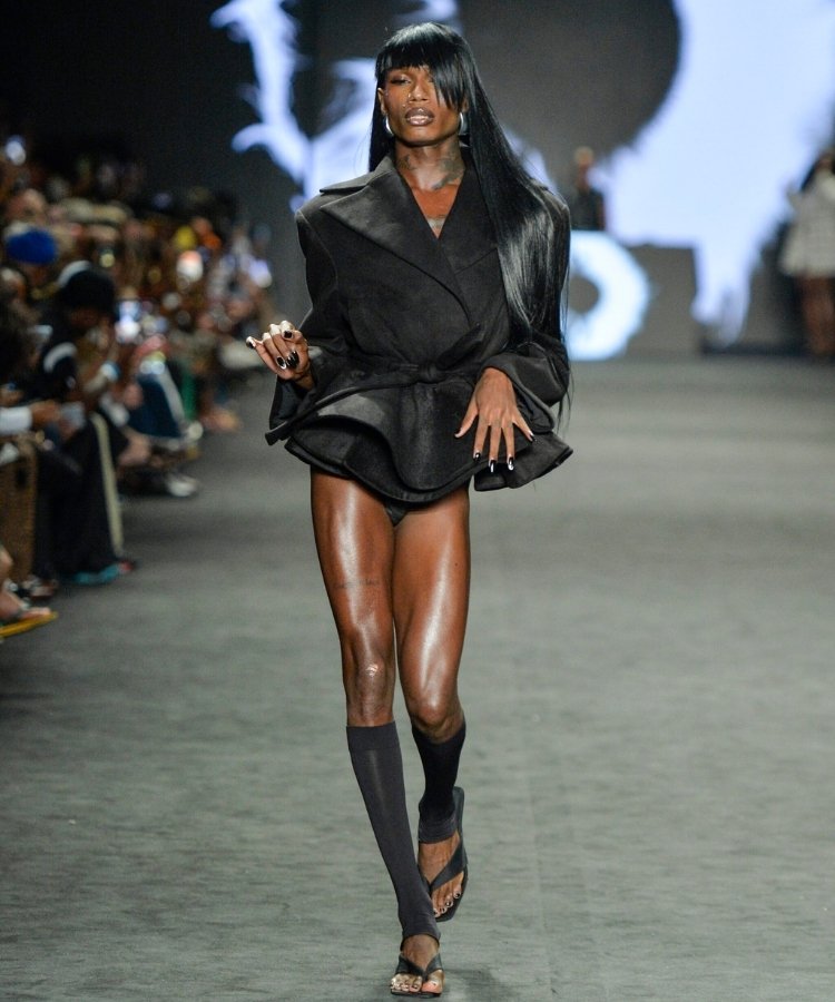 Modelo na passarela usando look com volume no quadril, uma das tendências do Rio Fashion Week 2026