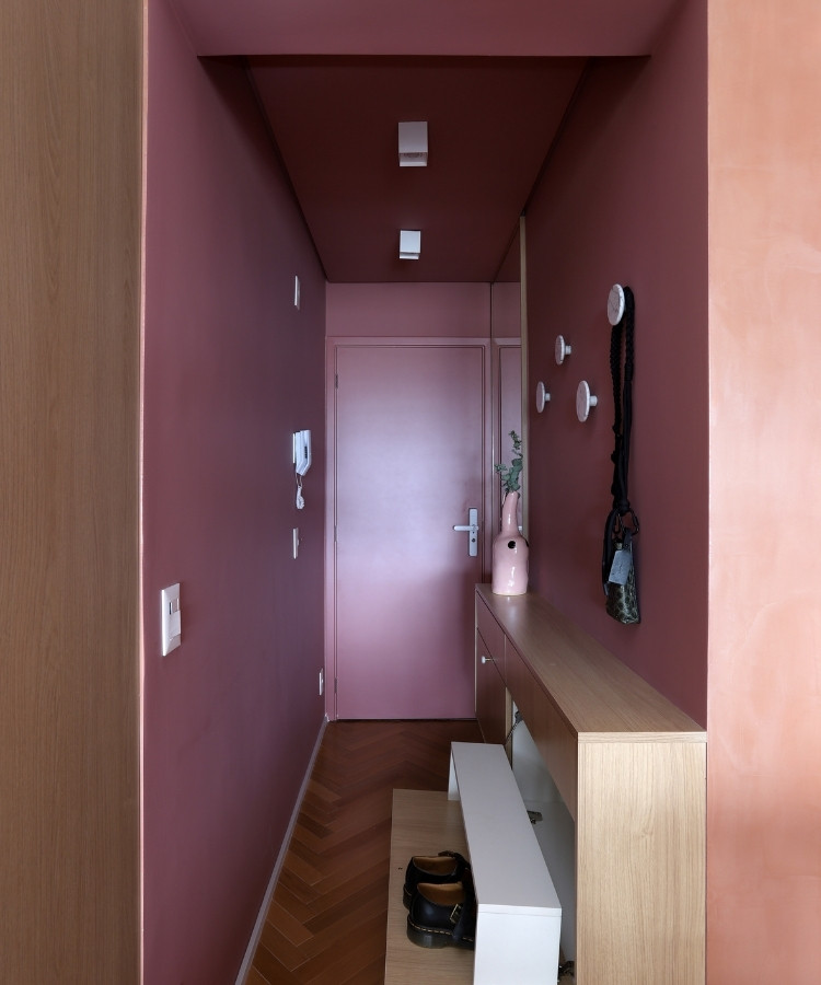 Hall de entrada em tons de rosa