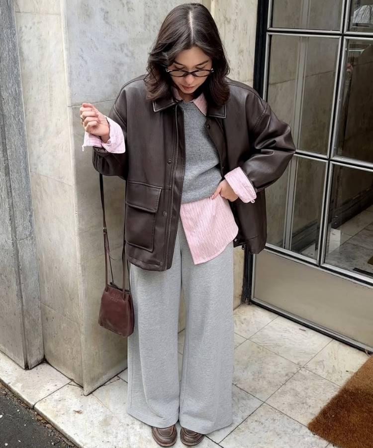 Foto de influencer usando look rosa-claro, cinza e marrom cores do Outono Inverno 2026