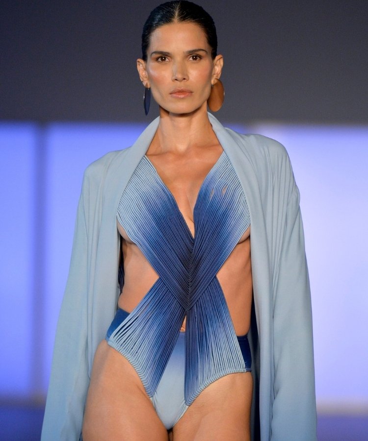 Modelo na passarela usando peça em degradê de azul, uma das tendências do Rio Fashion Week 2026