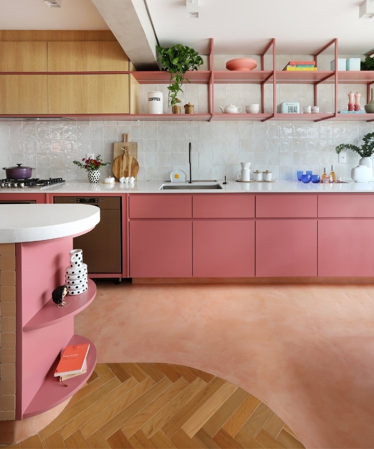 Foto de cozinha de apartamento com móveis cor-de-rosa