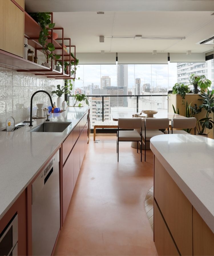 Foto de cozinha e varanda integradas de apartamento cor-de-rosa